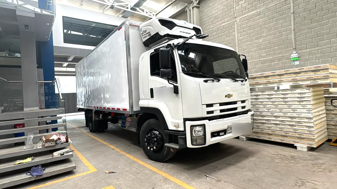 Camión Chevrolet FVR refrigerado de J&M